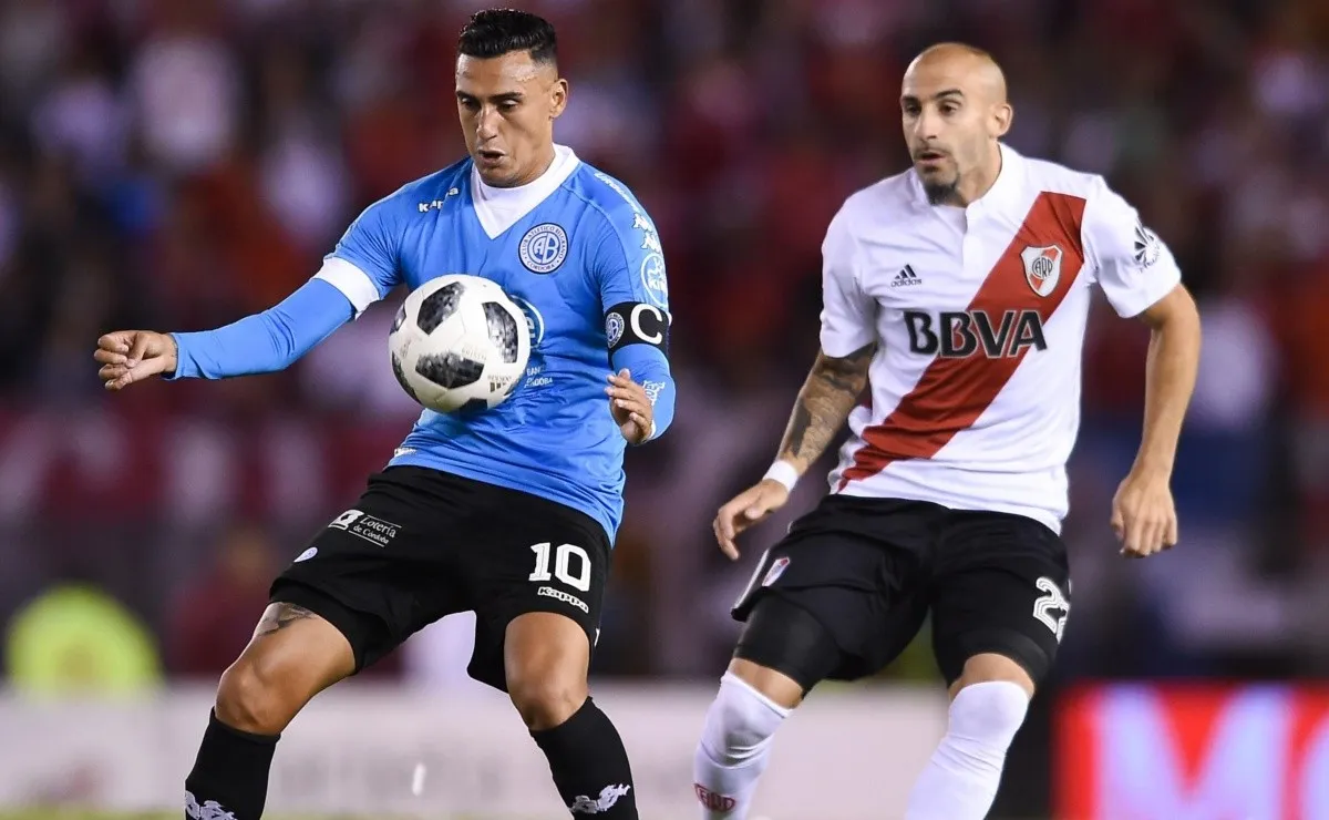 Matías Suárez controla una pelota en el Monumental y Pinola lo sigue de cerca.