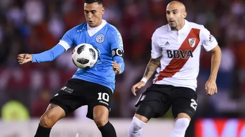 Matías Suárez controla una pelota en el Monumental y Pinola lo sigue de cerca.