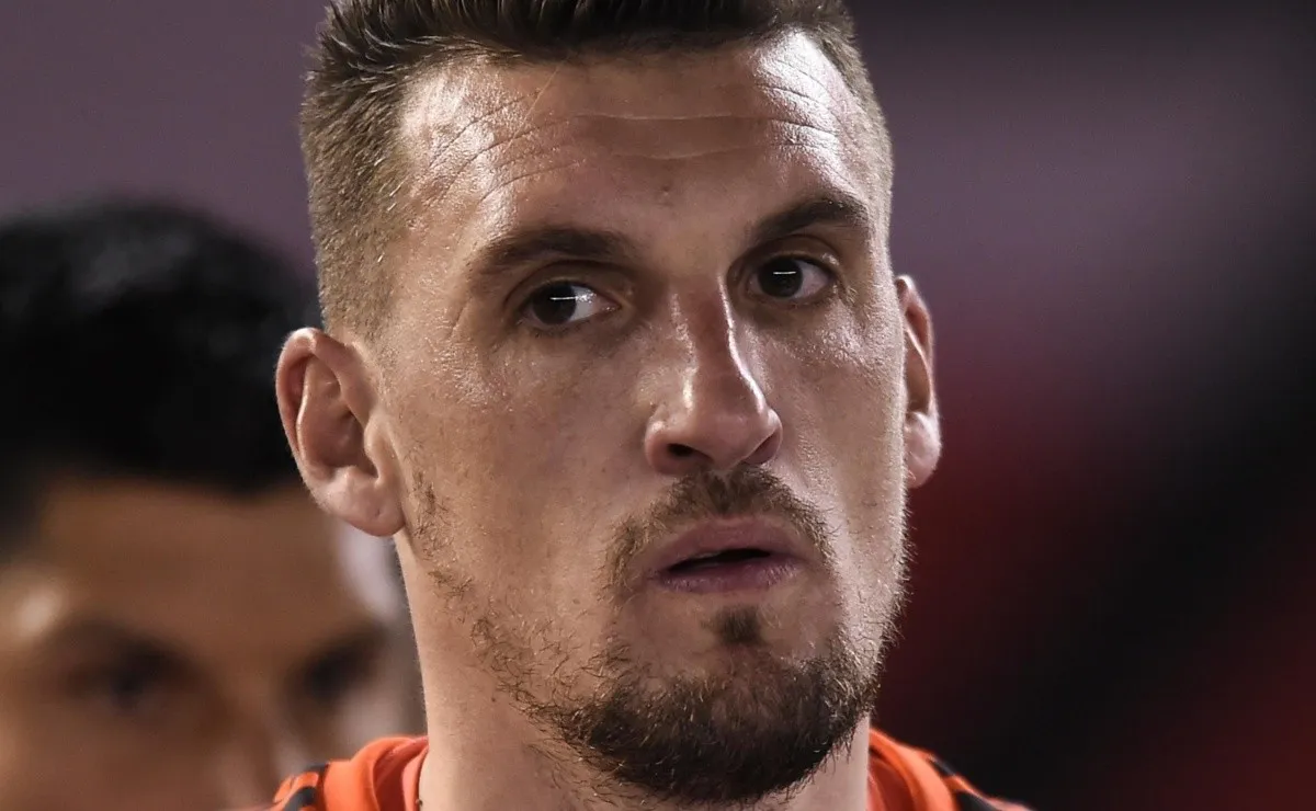 Franco Armani se hizo gigante en los mano a mano tapando pelotas imposibles.