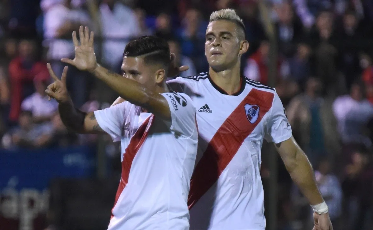 Juanfer celebra el 1-0 de River ante Nacional.