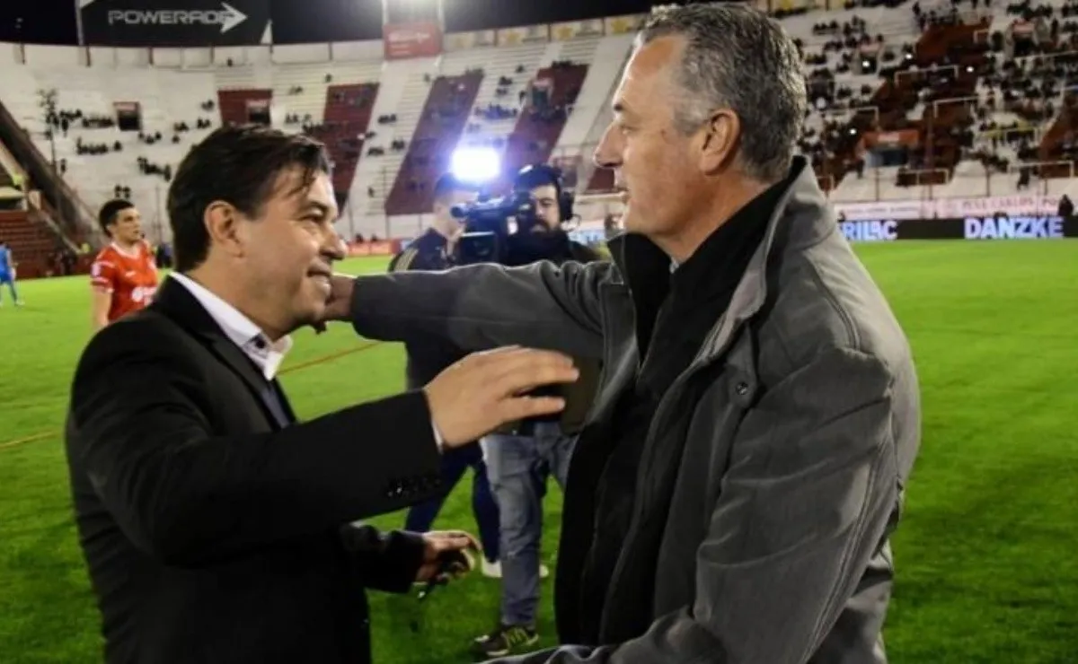 Gallardo y Alfaro, cuando este era DT de Huracán, se unen en un abrazo.