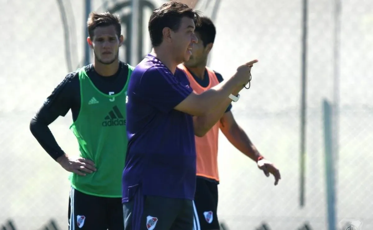 Gallardo conduciendo el entrenamiento de River en Ezeiza.