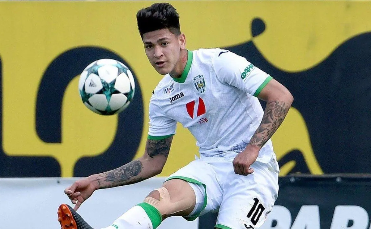 Jorge Carrascal jugando con la camiseta del Karpaty Lviv.