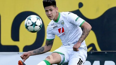 Jorge Carrascal jugando con la camiseta del Karpaty Lviv.