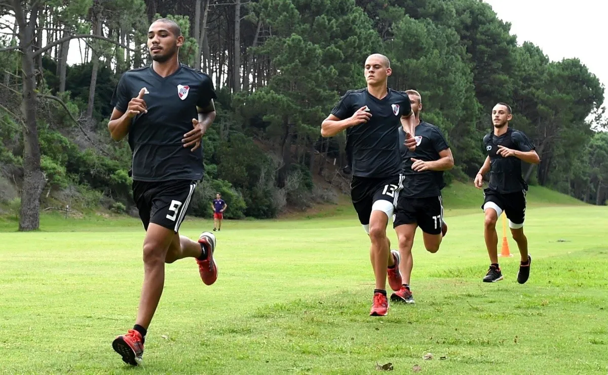 El defensor David Martínez y los delanteros Federico Girotti y Lucas Beltrán pasaron por la máquina de cortar pelo.