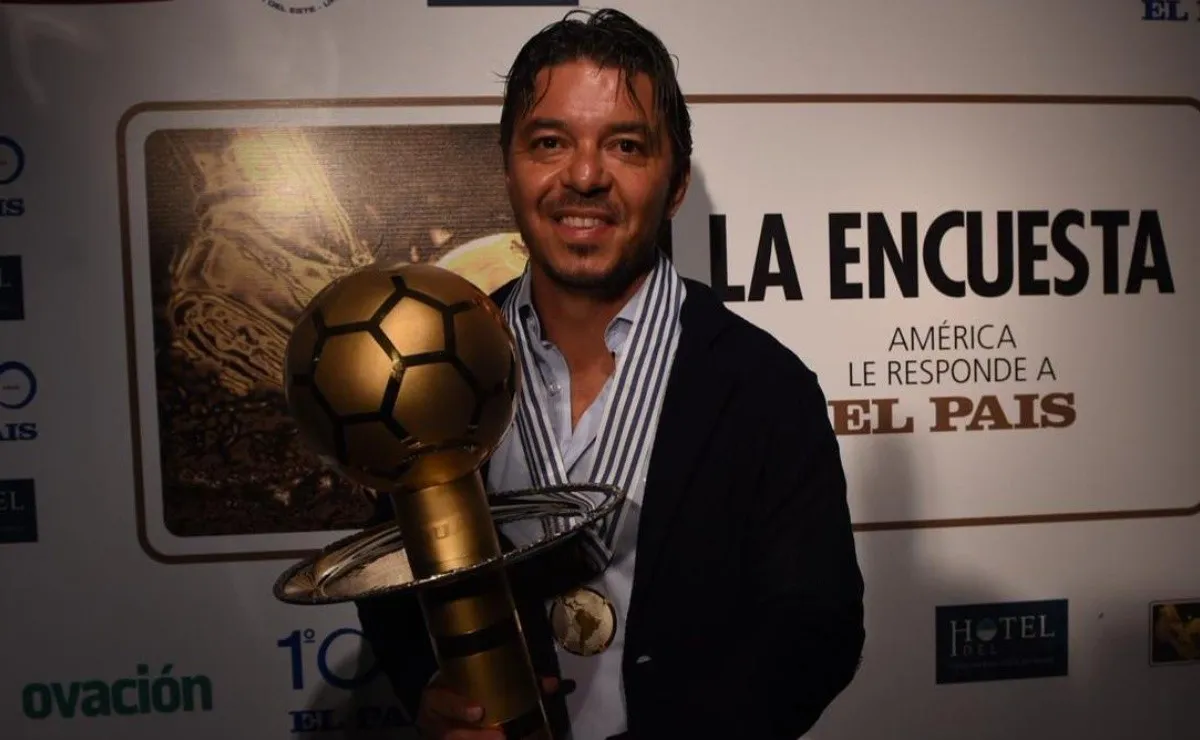 El Muñe con el premio al mejor DT de América.