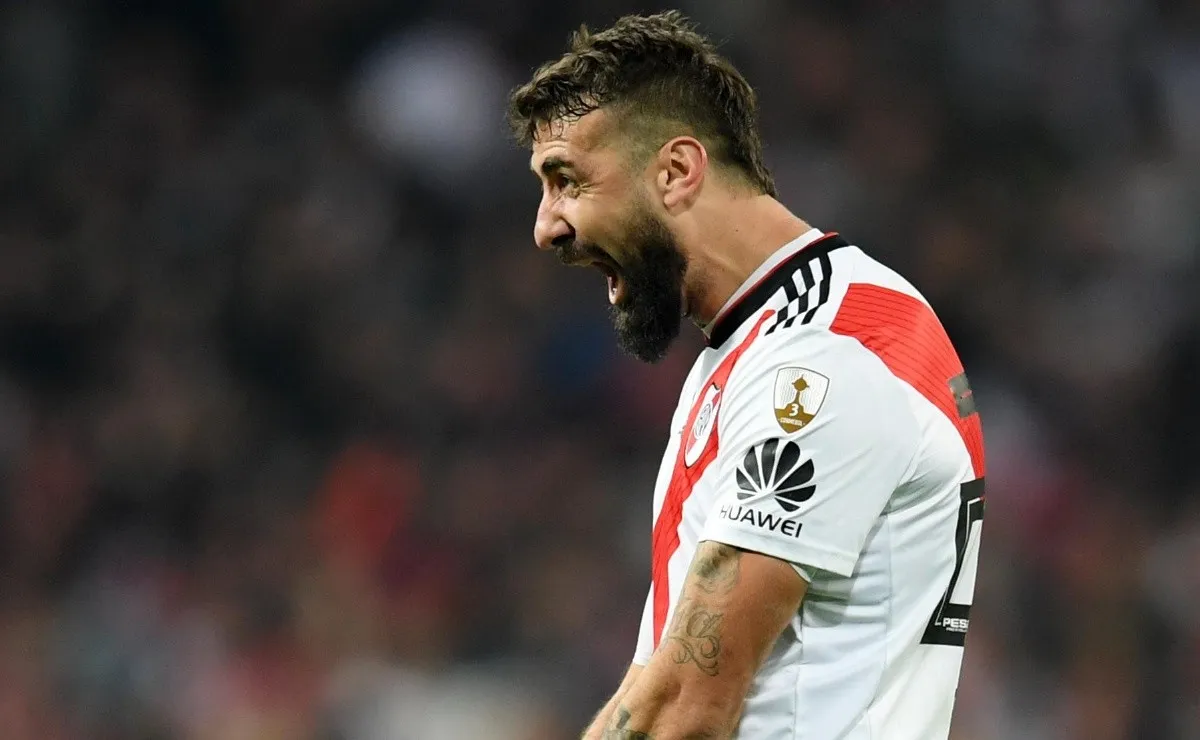 Lucas Pratto celebra su gol ante Boca en el Bernabéu.