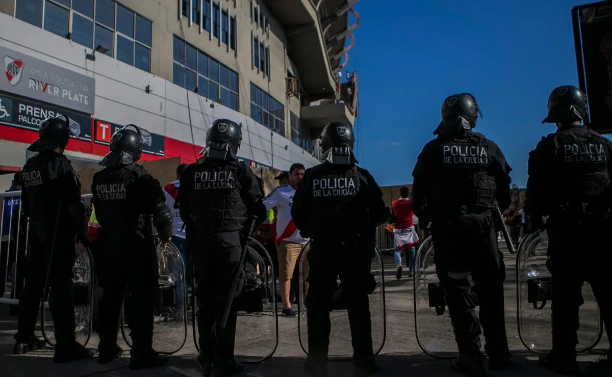 La Policía de la Ciudad fue responsable de no haber controlado el ingreso del micro de Boca.