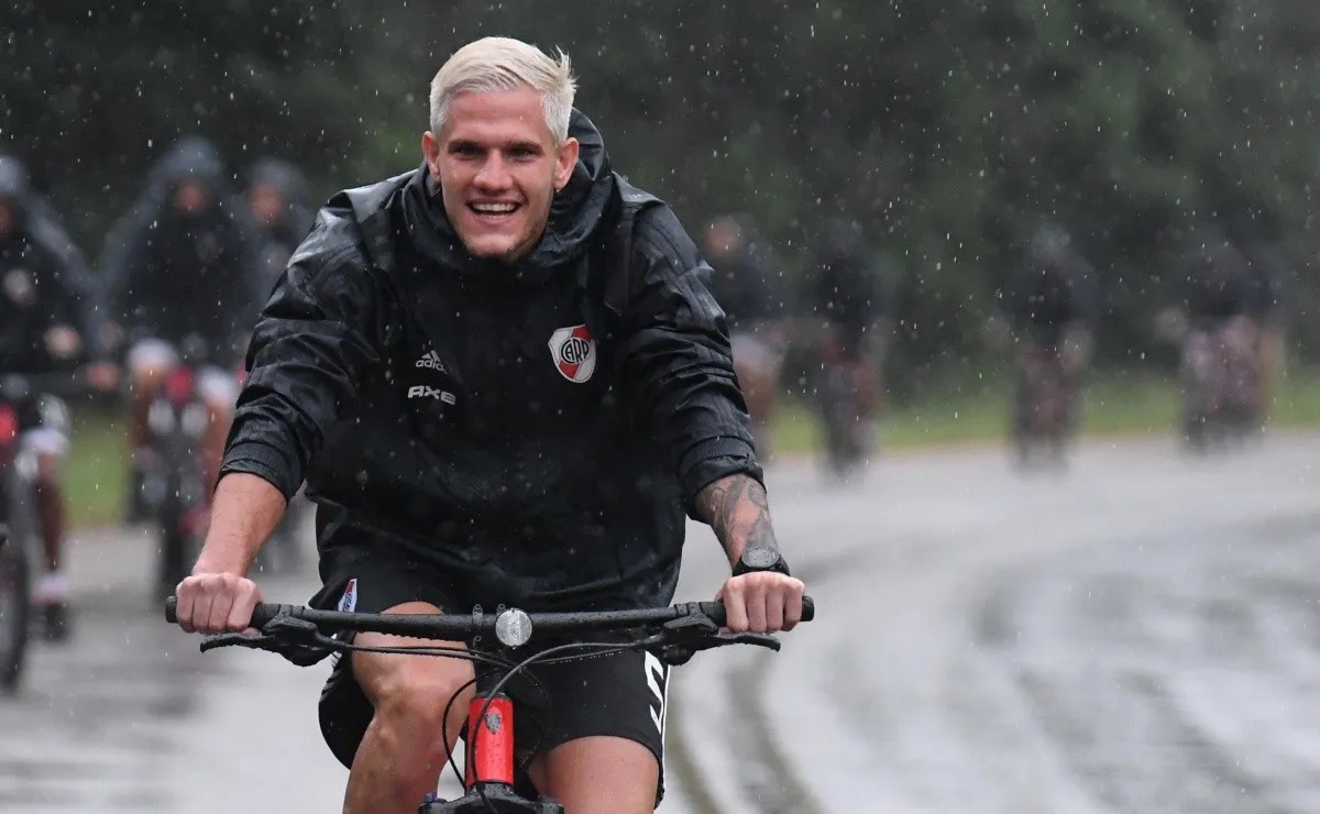 Bruno Zuculini aseguró que su mamá no lo puede ver con el pelo platinado.