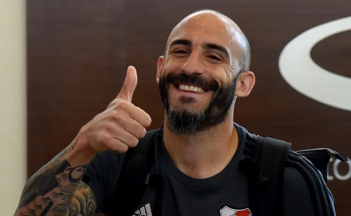 Javier Pinola se quedó trotando solo al término del entrenamiento en Uruguay.
