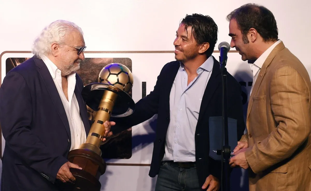 Marcelo Gallardo recibió el premio al mejor entrenador de América en Uruguay, el país que lo vio nacer como entrenador.