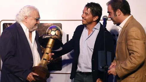 Marcelo Gallardo recibió el premio al mejor entrenador de América en Uruguay, el país que lo vio nacer como entrenador.