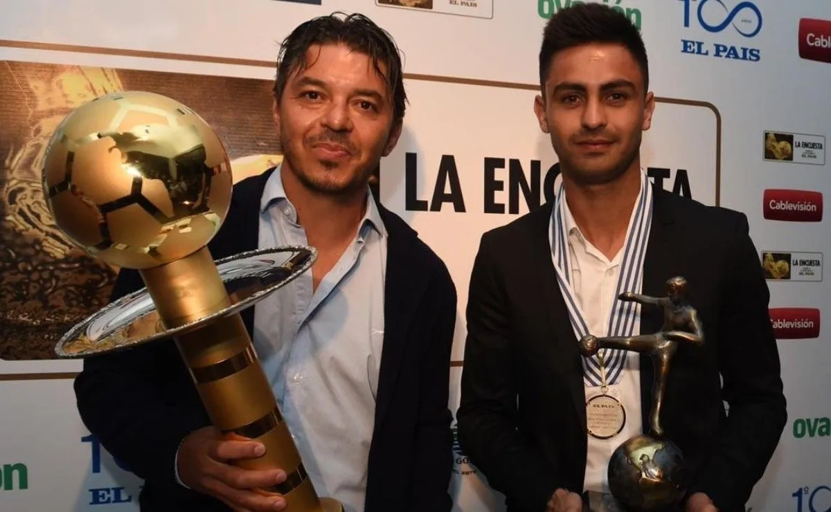 El Muñeco y el Pity posan con los trofeos.