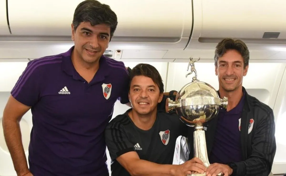 Gallardo, con la Copa, junto a Biscay y Buján, sus ayudantes de campo.
