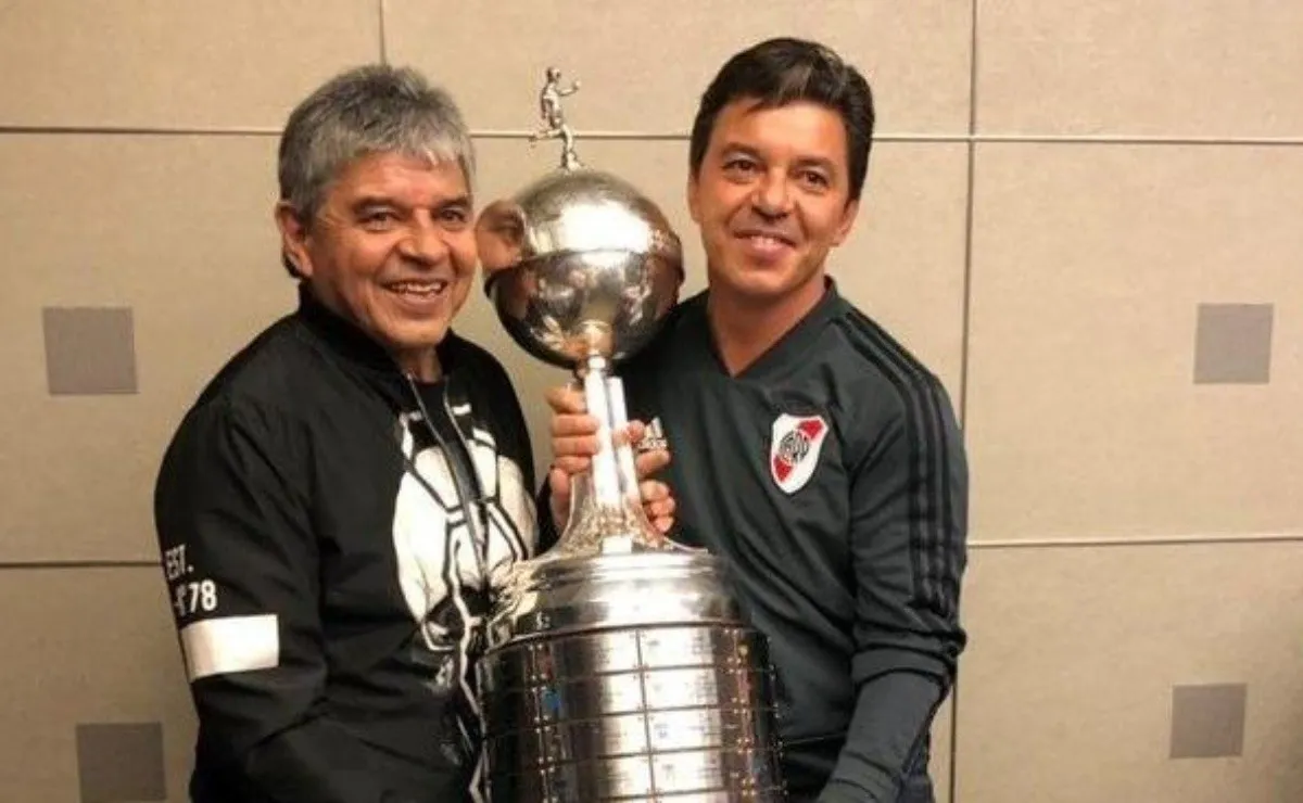 Máximo y Marcelo Gallardo posan con la Copa Libertadores que River le ganó a Boca.