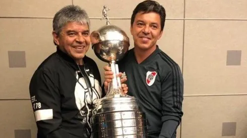 Máximo y Marcelo Gallardo posan con la Copa Libertadores que River le ganó a Boca.