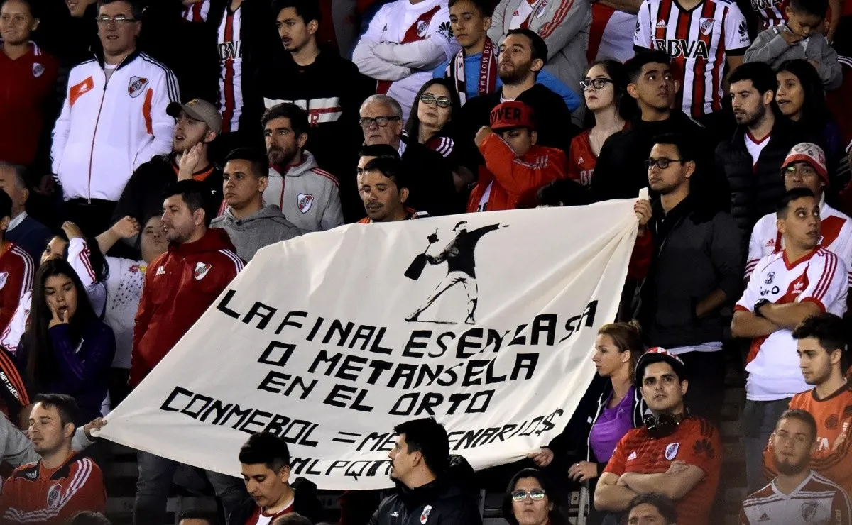 Los hinchas de River exhibieron y cantaron en señal de protesta durante el 3-1 sobre Gimnasia LP. (FOTO: Getty)