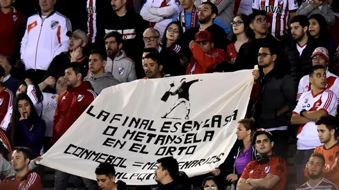 Los hinchas de River exhibieron y cantaron en señal de protesta durante el 3-1 sobre Gimnasia LP. (FOTO: Getty)