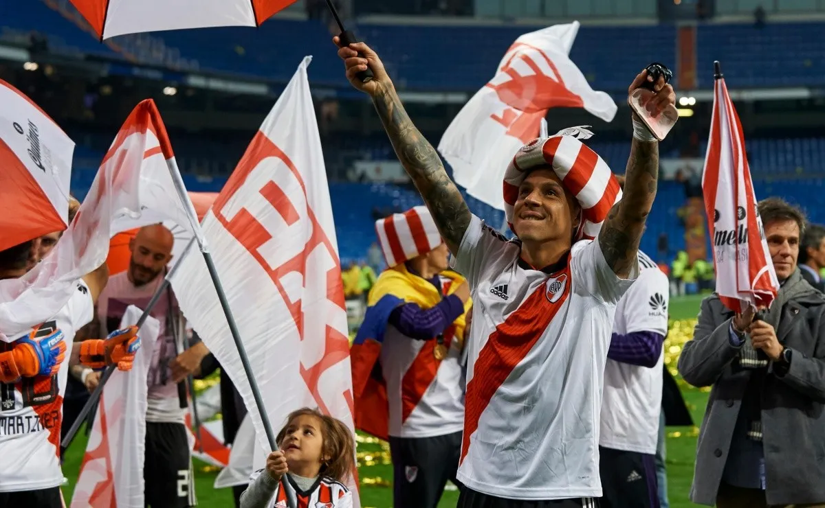 Tras teñirse el pelo de platinado, ahora Enzo Pérez cumplió su segunda promesa.