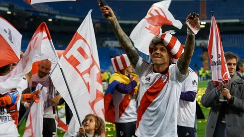 Tras teñirse el pelo de platinado, ahora Enzo Pérez cumplió su segunda promesa.