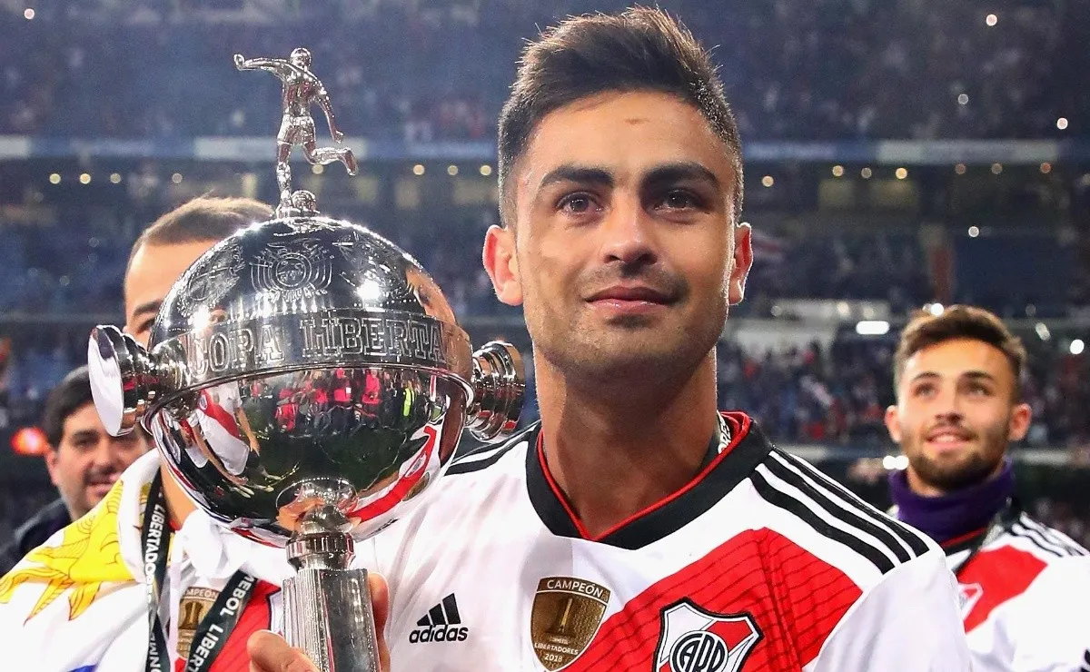 Gonzalo Martínez posando con la Copa que River le ganó a Boca.