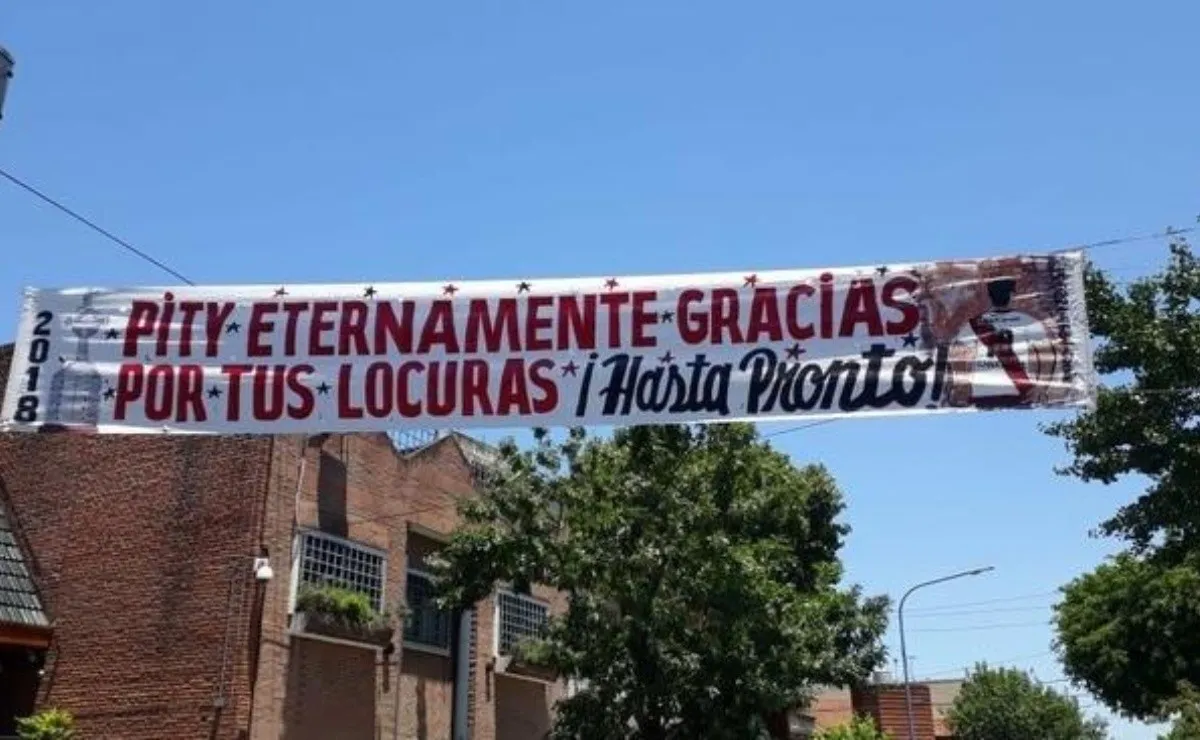 Daniel y Daniel, padre e hijo, llevaron adelante este hermoso recuerdo para el Pity en la puerta de su domicilio.