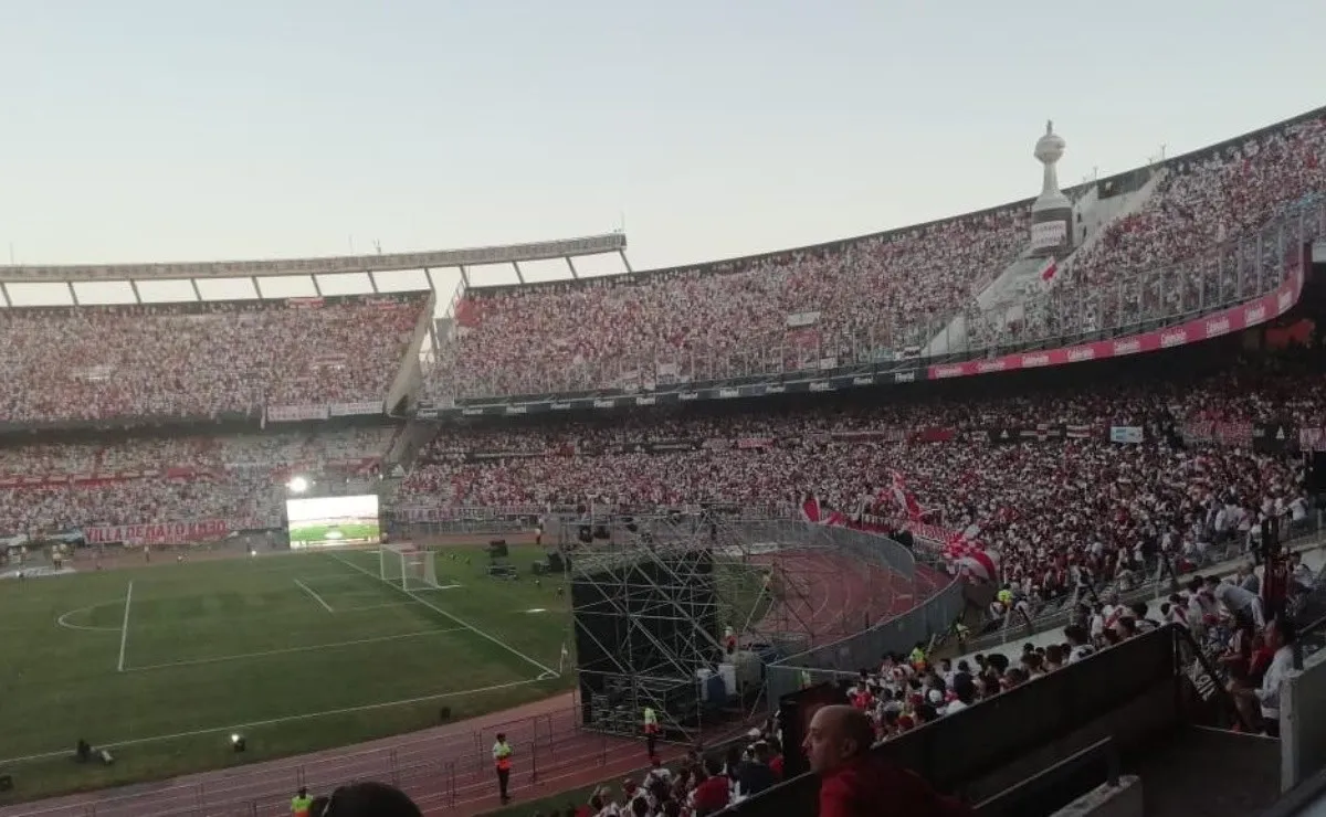 Alrededor de 60.000 hinchas de River deliraron de alegría para burlarse de Boca.