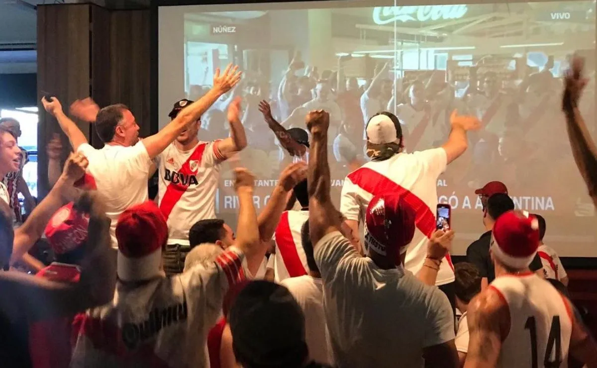Cientos de hinchas del Más Grande se reunieron esporádicamente para cantar con fuerza.