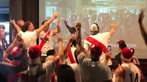 Cientos de hinchas del Más Grande se reunieron esporádicamente para cantar con fuerza.