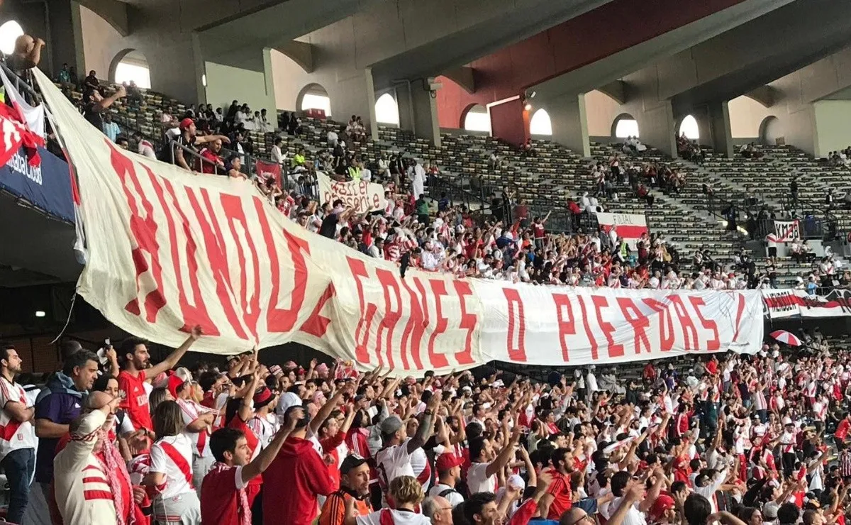 La bandera emblemática mide 50 metros y fue trasladada en una valija especial hacia Emiratos Árabes