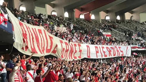 La bandera emblemática mide 50 metros y fue trasladada en una valija especial hacia Emiratos Árabes