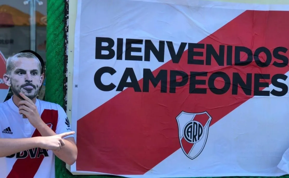 River será recibido por una multitud en el estadio Monumental.