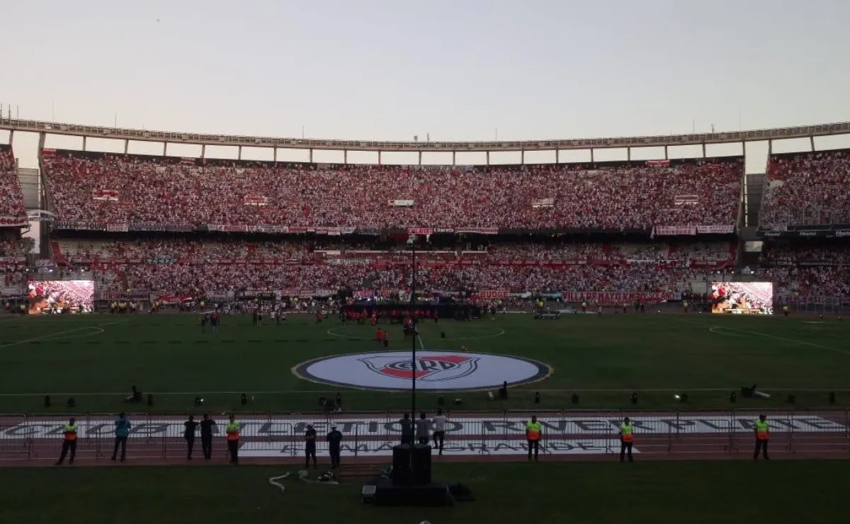 Los hinchas de River van acercándose al Antonio Vespucio Liberti