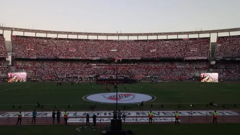 Los hinchas de River van acercándose al Antonio Vespucio Liberti