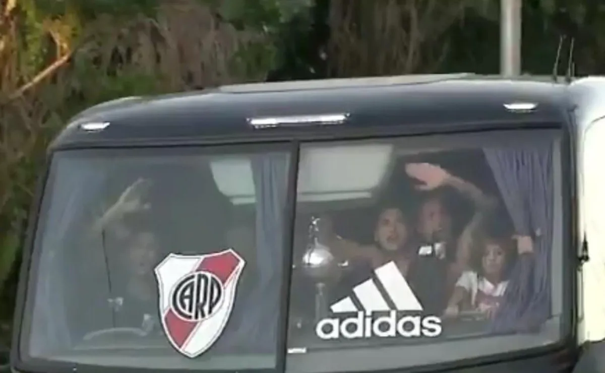 Los hinchas de River acompañan al plantel desde Ezeiza al estadio Monumental.