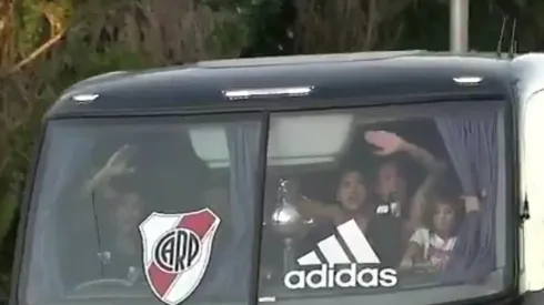 Los hinchas de River acompañan al plantel desde Ezeiza al estadio Monumental.