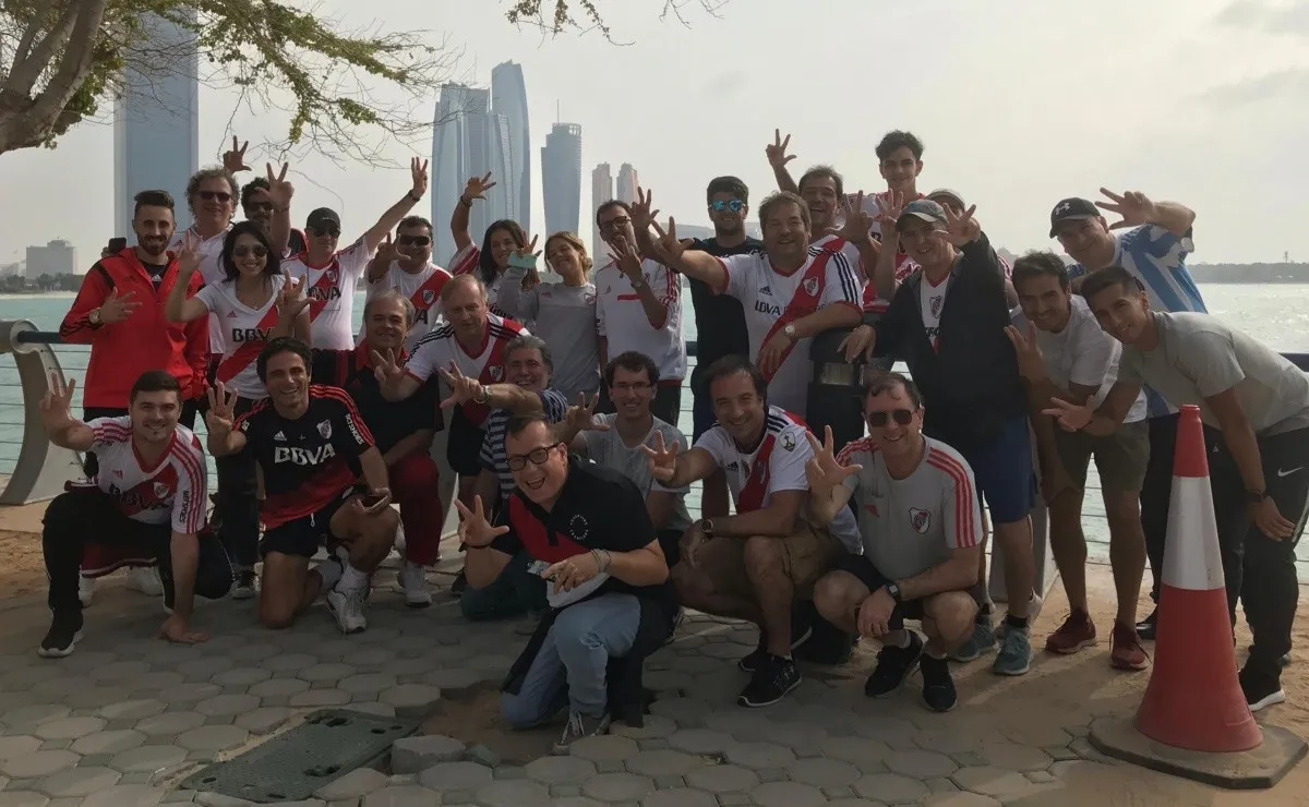 Por las calles solo se ven hinchas del Más Grande.
