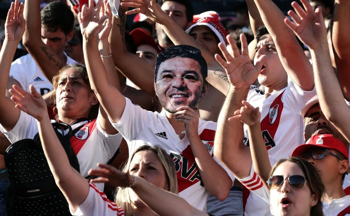 Los hinchas de River ya ingresan al estadio Monumental.