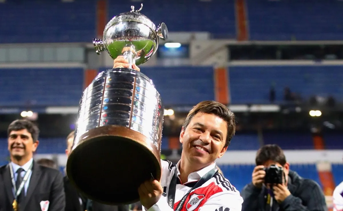 El Muñeco bajó del palco al vestuario y no pudo ver los minutos finales