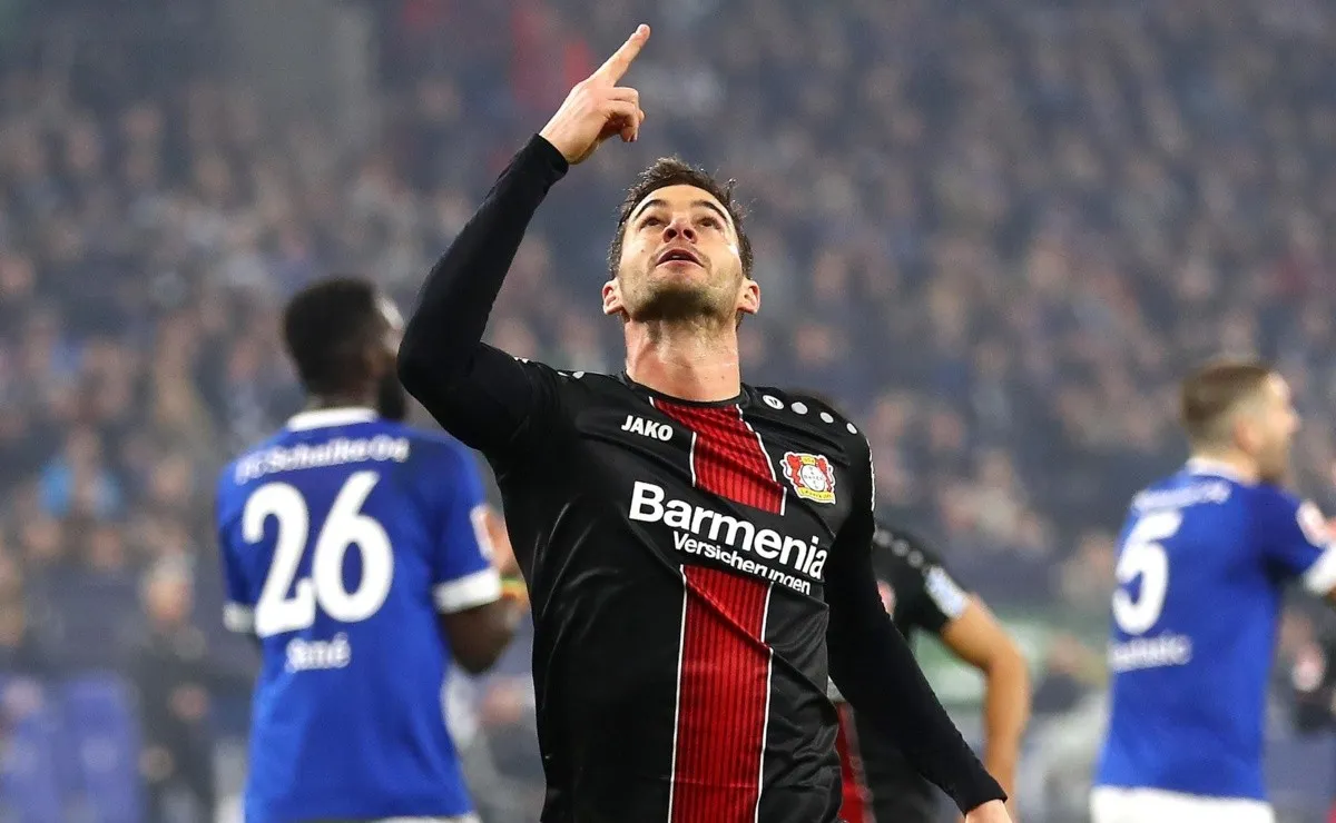 Lucas Alario convirtió un verdadero golazo en la victoria de Bayer Leverkusen por 2 a 1.