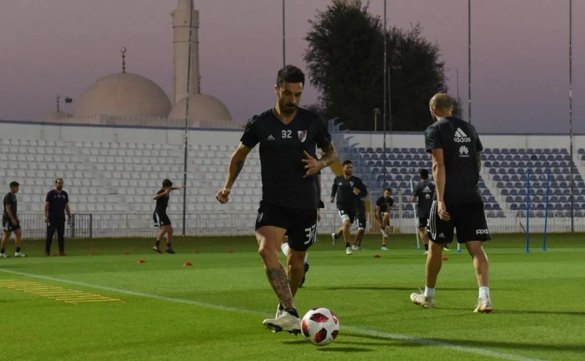 Scocco trabaja con pelota en uno de los entrenamientos de River.