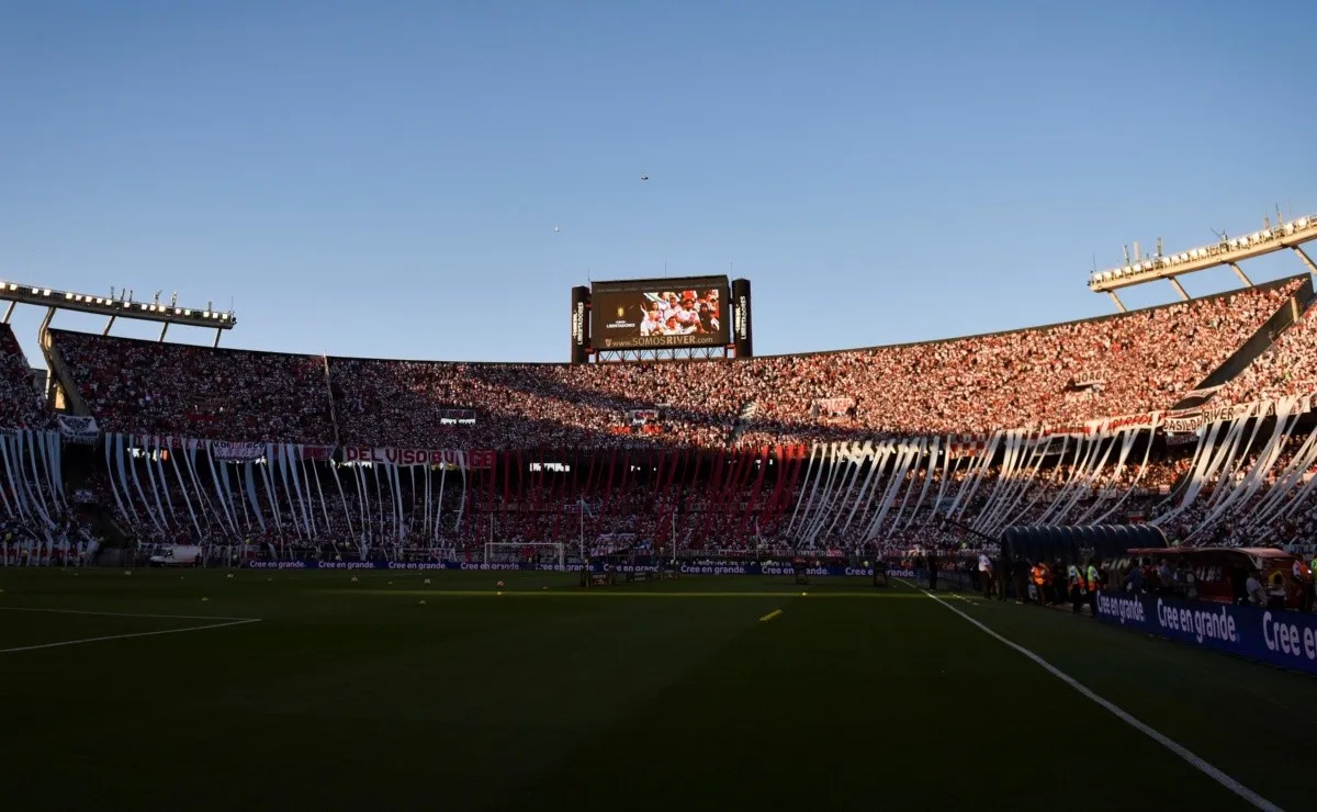 Los hinchas no ven la hora de recibir al campeón de América en el Monumental.
