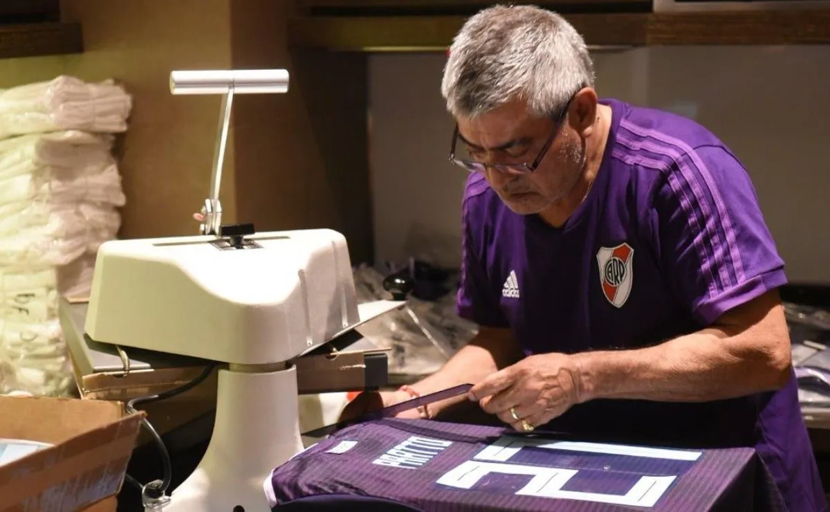 Pichi Quiroga, utilero de River preparando la indumentaria.
