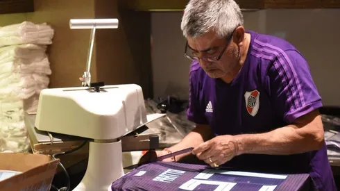 Pichi Quiroga, utilero de River preparando la indumentaria.