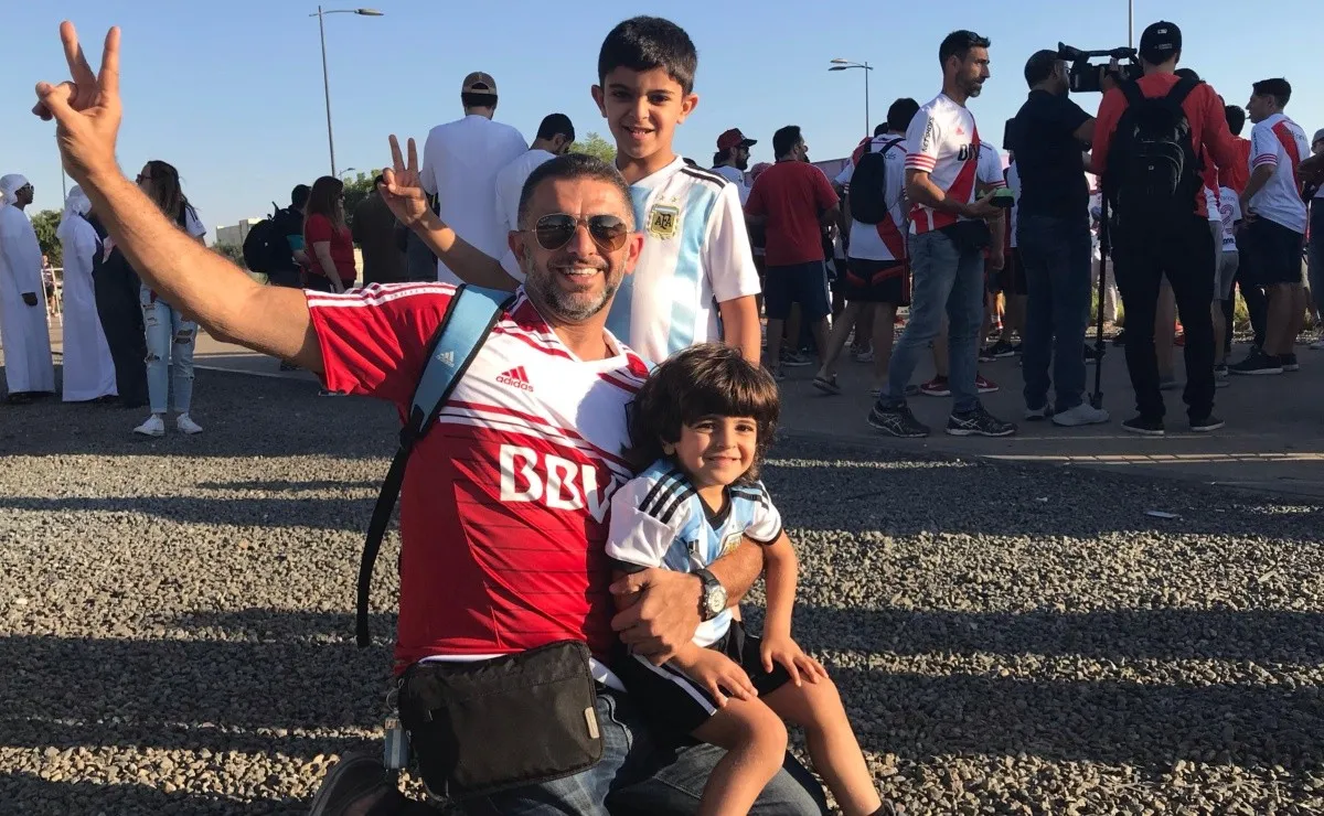 Los hinchas de River le cantaron en contra del eterno rival pero no pasó a mayores.