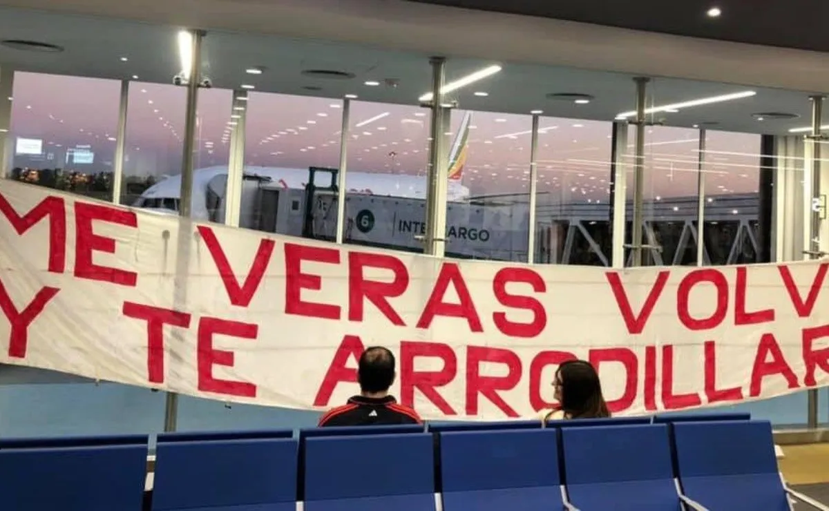Una de las banderas más emblemáticas de River también viajó a Emiratos Árabes.