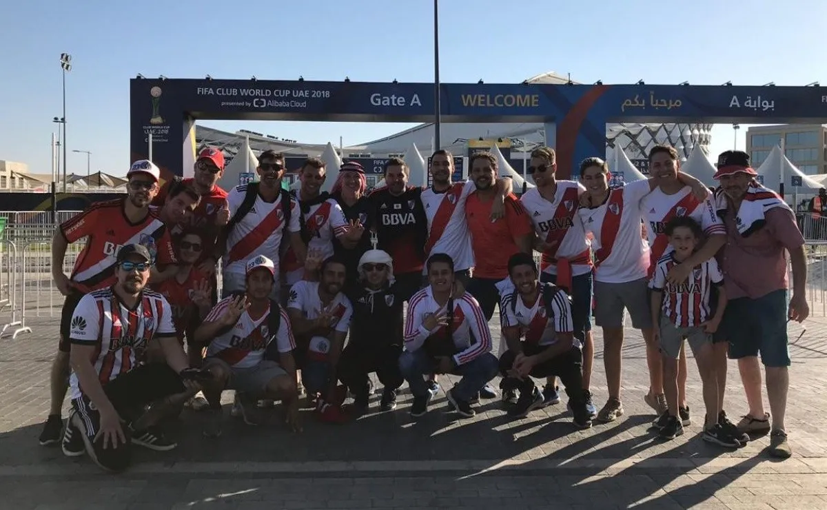 Los hinchas de River que pararon de cantar para respetar el rezo de los árabes.