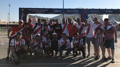 Los hinchas de River que pararon de cantar para respetar el rezo de los árabes.