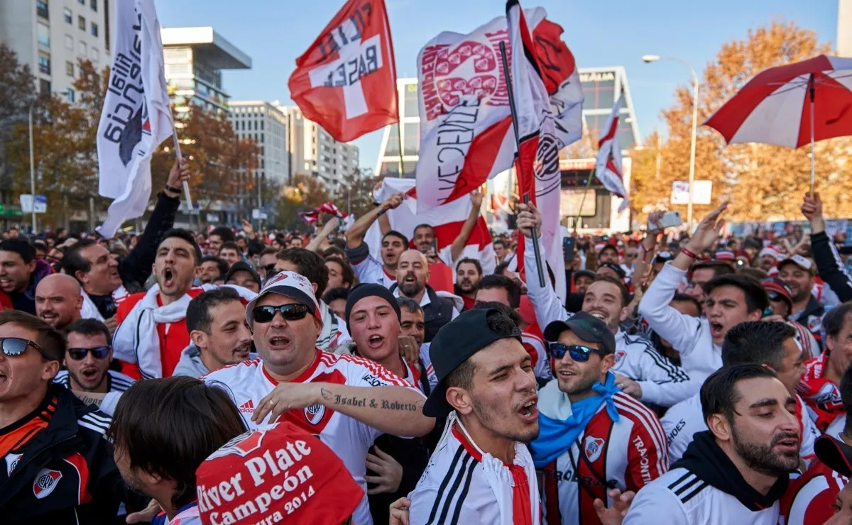 Los hinchas que deseen llevar sus banderas deberán solicitar un permiso especial