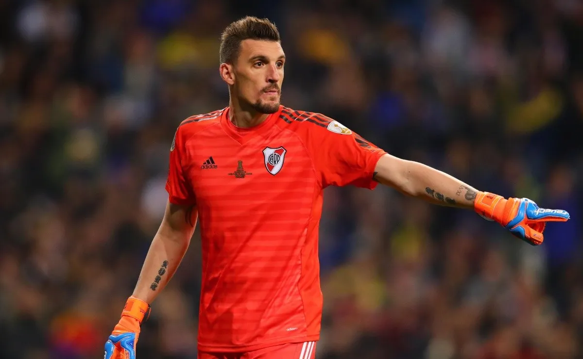 El arquero se encontró con el hincha en España y le confirmó una frase suya para que se pueda tatuar